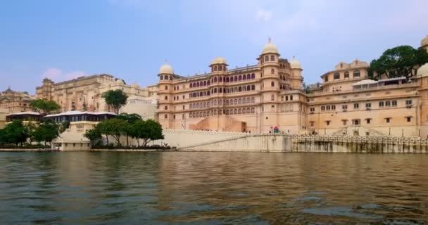 Udaipur City Palace Utsikt Från Rörlig Båt Sjön Pichola Lyxigt — Stockvideo