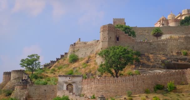 游客们参观了具有历史意义的印第安昆巴加尔堡 绿色阿拉瓦利山上的古城墙是著名的旅游胜地 属于拉贾斯坦邦的希尔要塞 水平平底锅 — 图库视频影像