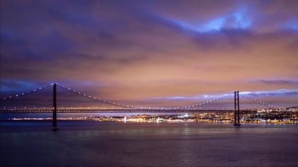 リスボンで有名なツーバル半島のリスボンとアルマダを夜のツーライトで結ぶ25のデュマル橋のタイムラプス リスボン ポルトガル 効果的にズームする — ストック動画