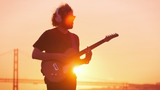Hipster Straßenmusiker Schwarz Spielt Gitarre Freien Bei Sonnenuntergang Mit Linsenschlag — Stockvideo