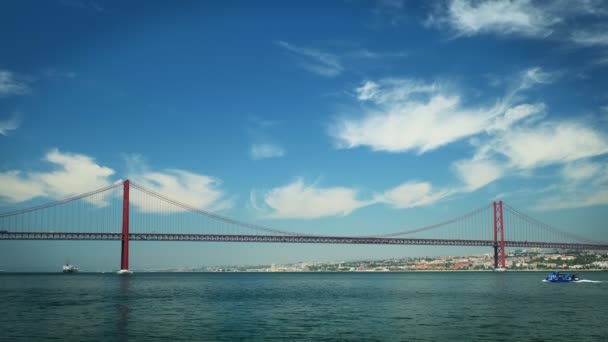 Utsikt Över Abril Bridge Berömda Turist Landmärke Lissabon Som Förbinder — Stockvideo