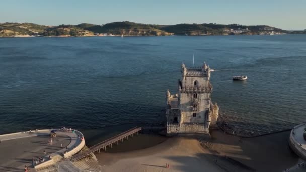 乘坐观光船从空中俯瞰Belem塔著名的Lisboa旅游地标和Tagus河岸的旅游景点 葡萄牙里斯本 轨道视差射击 — 图库视频影像