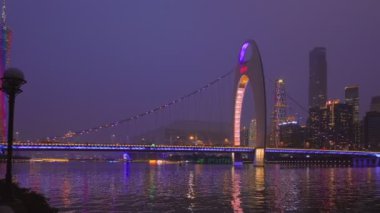 Guangzhou şehri Pearl Nehri üzerindeki gökyüzü akşam manzarası ile aydınlandı. Guangzhou, Çin. Yatay kamera tavası