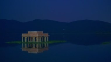 Meşhur Hint turist tarihi Jal Mahal Su Sarayı Jaipur 'da gece aydınlandı. Jal Mahal Man Sagar Gölü 'nün ortasına inşa edildi. Jaipur, Rajasthan, Hindistan, Asya. Yatay tava