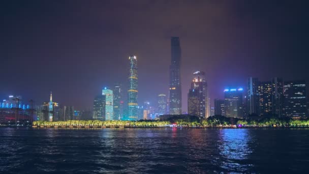 广州城市天际线在珠江上空照亮了傍晚 — 图库视频影像