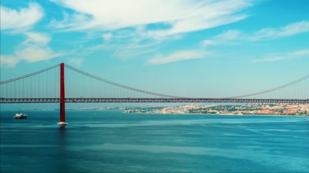 リスボンの有名な観光ランドマーク25デルマ橋のタイムラプスは ボートヨットや船が移動するタグゥス川の上にセッバル半島にリスボンに接続しています リスボン ポルトガル カメラパン — ストック動画