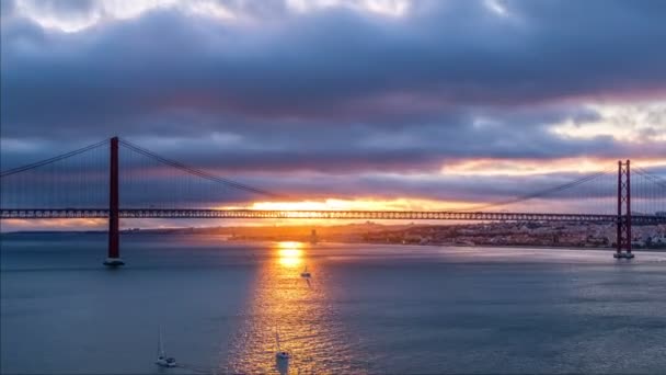 Хронология Моста Абриль Известной Туристической Достопримечательности Лисбона Соединяющей Лиссабон Алмаду — стоковое видео