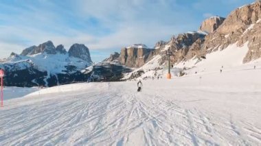 Birinci şahıs bakış açısı FPV birinci şahıs bakış açısı Dolomitlerdeki alp kayak POV 'u. İtalya 'da Dolomitler' de kayak yapan insanlarla kayak merkezi. Kayak alanı Belvedere. Canazei, İtalya