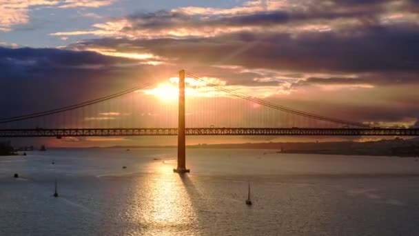 リスボンの有名な観光ランドマーク25デルマ橋のタイムラプスは 日没のタガス川の上にセトゥバル半島にリスボンとアルマダを接続しています リスボン ポルトガル — ストック動画