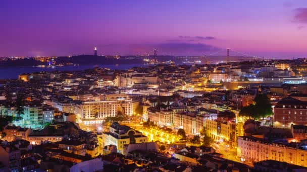 里斯本著名风景的时间差 从米拉杜罗 达森霍拉到阿尔法玛老城区 四月二十五日的桥和耶稣的国王雕像的傍晚旅游的观点 葡萄牙里斯本 — 图库视频影像