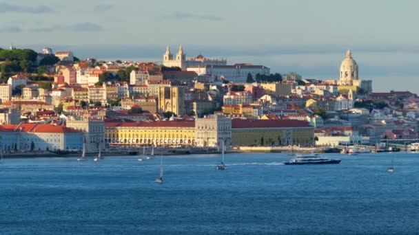 夕日のフェリーやヨットボートでアルマダからタガス川を渡ってリスボンの景色 ポルトガルのリスボン — ストック動画