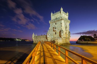 Belem Kulesi veya St Vincent Kulesi - Lisboa 'nın ünlü turizm merkezi - gün batımından sonra dramatik bir gökyüzü ile Tagus Nehri Tejo kıyısında. Lizbon, Portekiz