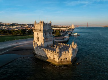 Belem Kulesi 'nin Tagus Nehri' nin kıyısında gün batımında turist tekneleriyle Lisboa ve turizm turizminin en ünlü manzarası. Lizbon, Portekiz