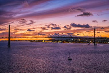 25 de Abril Köprüsü 'nün Lizbon' un Tagus nehri üzerindeki Setubal Yarımadası 'nda Lisboa ve Almada' yı teknelerle birleştiren ünlü turistik manzarası. Lizbon, Portekiz