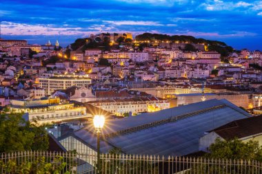 Miradouro de Sao Pedro de Alcantara 'dan Lizbon' un ünlü manzarası. Lizbon, Portekiz. Kamera tavası