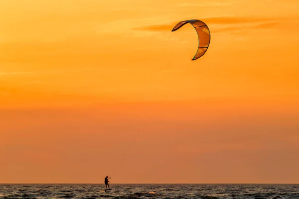 Foiling Kiteboarding Kitesurfen Kiteboarder Kitesurfer Silhouet Atlantische Oceaan Bij Zonsondergang — Stockfoto