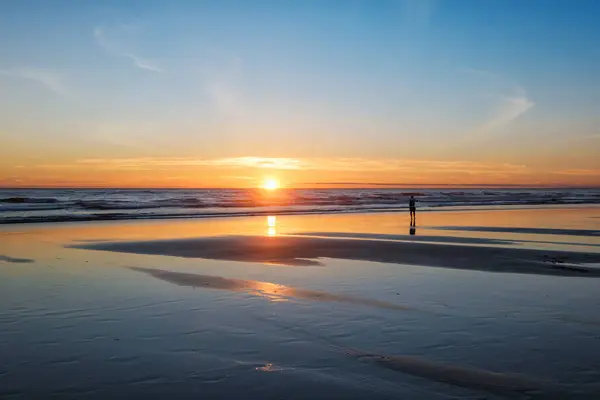 葡萄牙科斯塔达卡帕里卡Fonte Telha海滩 摄影师在拍摄海浪汹涌的照片时 拍摄了大西洋日落 — 图库照片