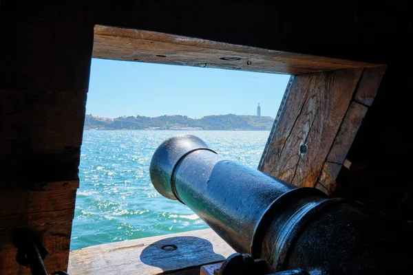 セイルの時代の帆船のガンデッキに銃の砲弾のノズルの上の船体の船体からの海の眺め — ストック写真