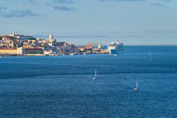 Vista Lisboa Sobre Rio Tejo Partir Almada Com Iates Barcos — Fotografia de Stock