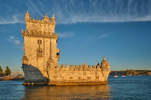 Belem Kulesi veya St. Vincent Kulesi - Lisboa 'nın ünlü turizm merkezi - gün batımında Tagus Nehri Tejo kıyısında. Lizbon, Portekiz turist yatıyla