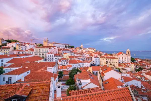 Lizbon Ünlü Manzarası Miradouro Santa Luzia Turist Bakış Açısından Günbatımında — Stok fotoğraf