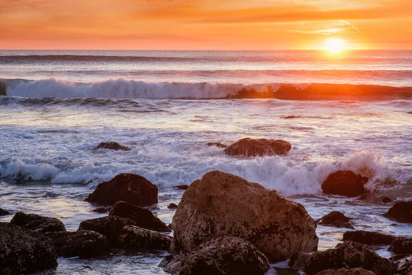 葡萄牙科斯塔达卡帕里卡的海浪和岩石的大西洋落日 — 图库照片
