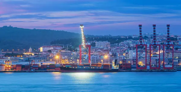 Widok Port Lizbonie Cumowanym Kontenerowcem Morskim Dźwigami Portowymi Wieczornym Zmierzchu — Zdjęcie stockowe