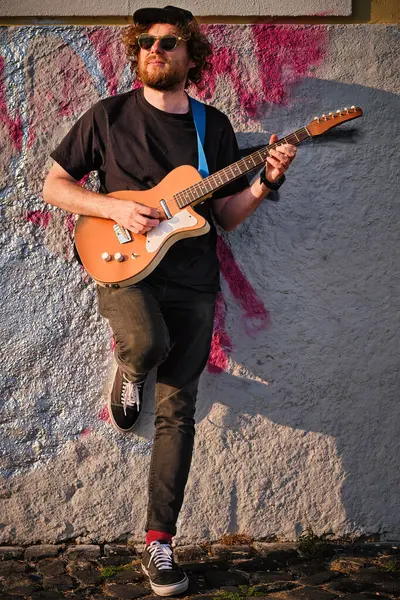 Hipster Street Μουσικός Στα Μαύρα Παίζει Ηλεκτρική Κιθάρα Στο Δρόμο — Φωτογραφία Αρχείου