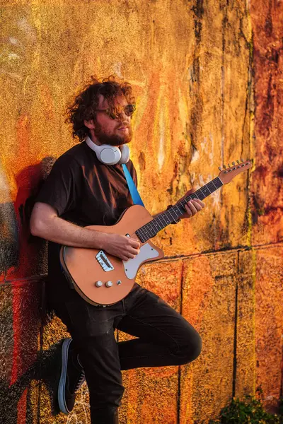 Musicien Rue Hipster Noir Jouant Guitare Électrique Dans Rue Coucher — Photo