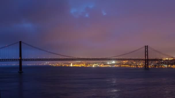 黄昏时分 位于塔古斯河上的塞图巴尔半岛上的里斯本著名旅游地标 阿布里尔桥 Abril Bridge 的时间流逝 葡萄牙里斯本 — 图库视频影像