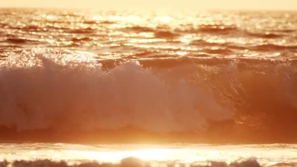 日落时的海浪被阳光照得反光 Fonte Telha Costa Caparica 葡萄牙 慢动作 — 图库视频影像