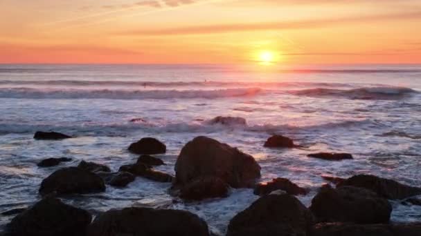 Atlantische Oceaan Zonsondergang Met Golven Rotsen Surfers Silhouetten Het Water — Stockvideo