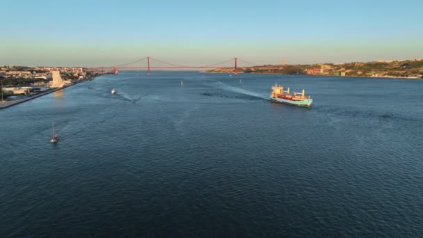 Vista Aérea Rio Tejo Com Barcos Turísticos Navios Porta Contentores — Vídeo de Stock