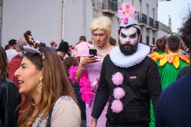 Lizbon, Portekiz - 18 Şubat 2023: Sanatsal kolektif Colombina tarafından Lizbon sokaklarında karnaval geçidi