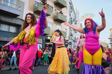 Lizbon, Portekiz - 18 Şubat 2023: Sanatsal kolektif Colombina tarafından Lizbon sokaklarında karnaval geçidi