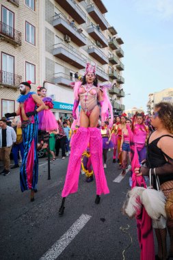 Lizbon, Portekiz - 18 Şubat 2023: Sanatsal kolektif Colombina tarafından Lizbon sokaklarında karnaval geçidi