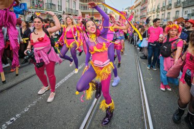 Lizbon, Portekiz - 18 Şubat 2023: Sanatsal kolektif Colombina tarafından Lizbon sokaklarında karnaval geçidi