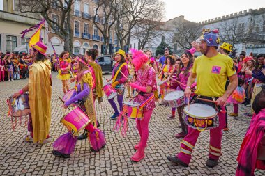 Lizbon, Portekiz - 18 Şubat 2023: Sanatsal kolektif Colombina tarafından Lizbon sokaklarında karnaval geçidi