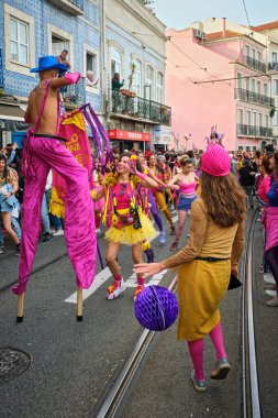 Lizbon, Portekiz - 18 Şubat 2023: Sanatsal kolektif Colombina tarafından Lizbon sokaklarında karnaval geçidi