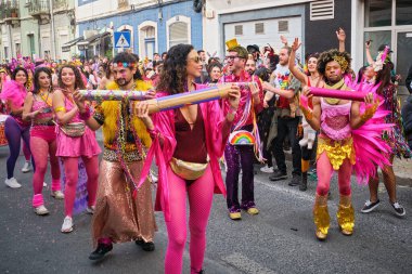 Lizbon, Portekiz - 18 Şubat 2023: Sanatsal kolektif Colombina tarafından Lizbon sokaklarında karnaval geçidi