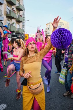 Lizbon, Portekiz - 18 Şubat 2023: Sanatsal kolektif Colombina tarafından Lizbon sokaklarında karnaval geçidi
