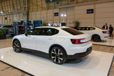 Lizbon, Portekiz - 12 Mayıs 2023: Polestar 2 elektrikli araba ECAR Show 'da sergileniyor - Hibrit ve Elektrik Motor Fuarı