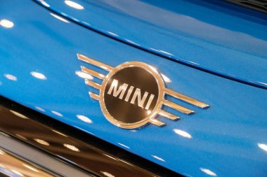 Lizbon, Portekiz - 12 Mayıs 2023: MINI elektrikli araba amblemi