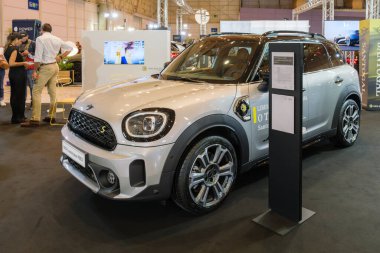 Lizbon, Portekiz - 12 Mayıs 2023: MINI Yurttaş Hibrid elektrikli araba ECAR Show 'da sergileniyor - Hibrit ve Elektrik Motor Fuarı