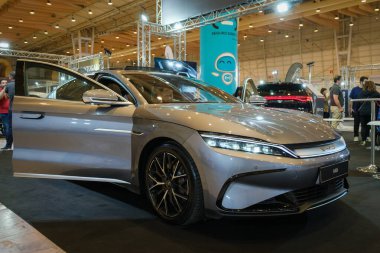 Lizbon, Portekiz - 12 Mayıs 2023: BYD Han elektrikli araba ECAR Show 'da sergileniyor - Hybrid ve Electric Motor Show