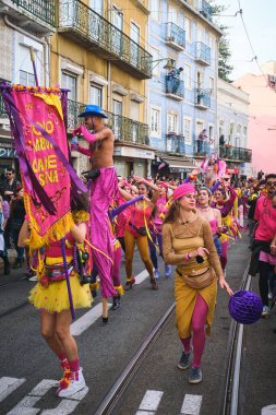 Lizbon, Portekiz - 18 Şubat 2023: Sanatsal kolektif Colombina tarafından Lizbon sokaklarında karnaval geçidi