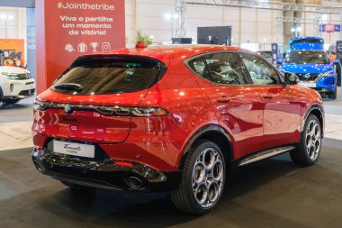 Lizbon, Portekiz - 12 Mayıs 2023: Alfa Romeo Tonale elektrikli hibrit araba ECAR Show 'da sergileniyor - Hybrid ve Electric Motor Show