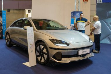 Lizbon, Portekiz - 12 Mayıs 2023: Hyundai Ioniq 6 arabası ECAR Show 'da sergileniyor - Hybrid ve Electric Motor Show