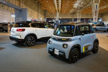 Lizbon, Portekiz - 12 Mayıs 2023: Citroen Benim Ami kompakt elektrikli arabam Citroen C5 Aircross hibrit araba ECAR Show - Hibrit ve Elektrik Motor Fuarı