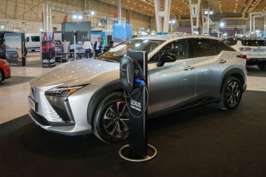 Lizbon, Portekiz - 12 Mayıs 2023: Lexus RZ450e elektrikli araba ECAR Show 'da sergileniyor - Hybrid ve Electric Motor Show